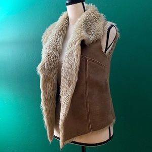 Authentic vintage Sherpa/suede reversible vest. Sleeveless and seamless. Size L